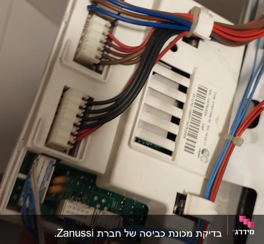 חוטים צבעוניים מחוברים ללוח חשמלי לבן